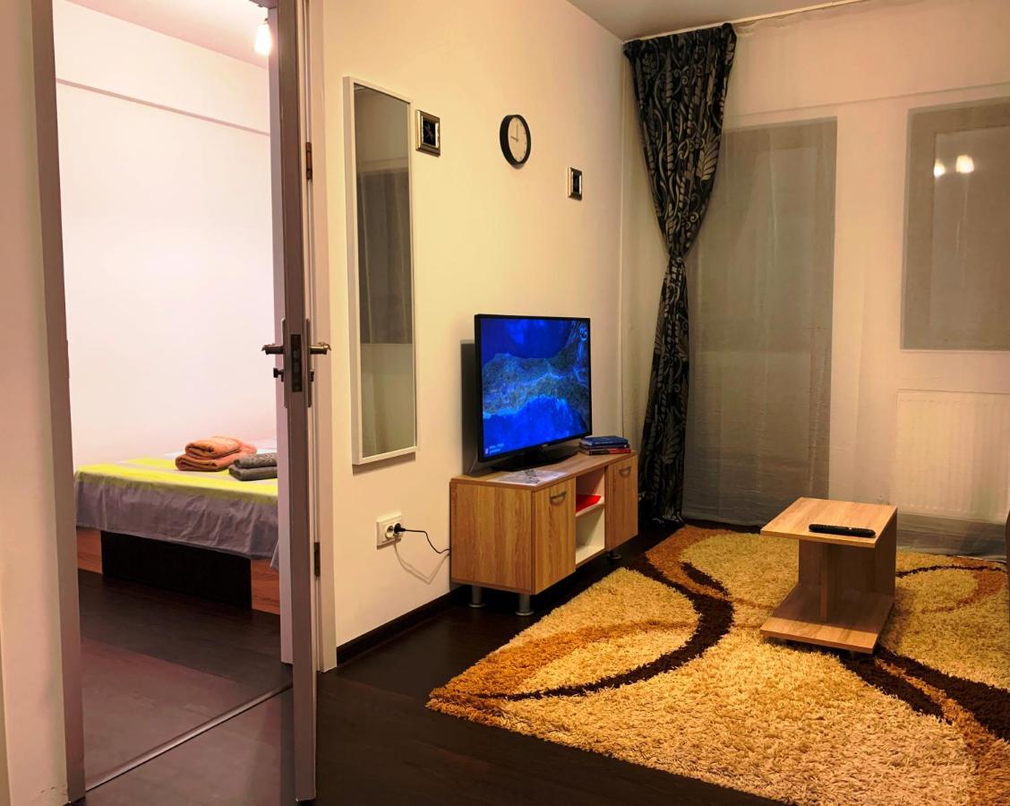 At Home Яш Екстериор снимка